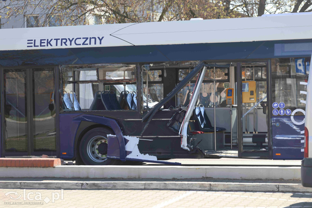 Rozwalił autobus koparką i uciekł