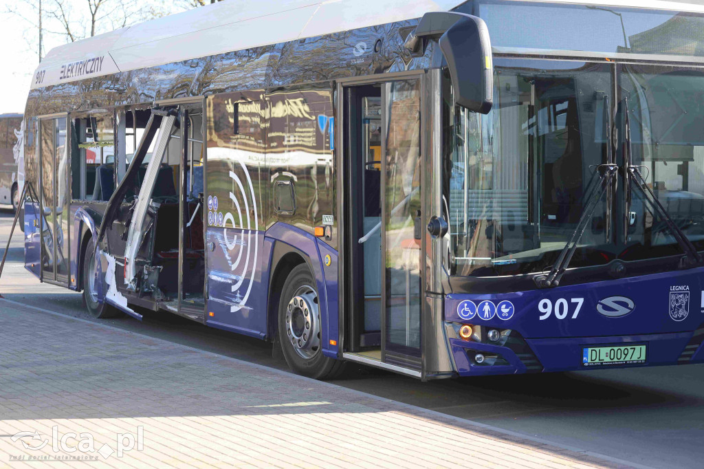 Rozwalił autobus koparką i uciekł