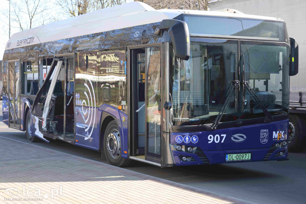 Rozwalił autobus koparką i uciekł