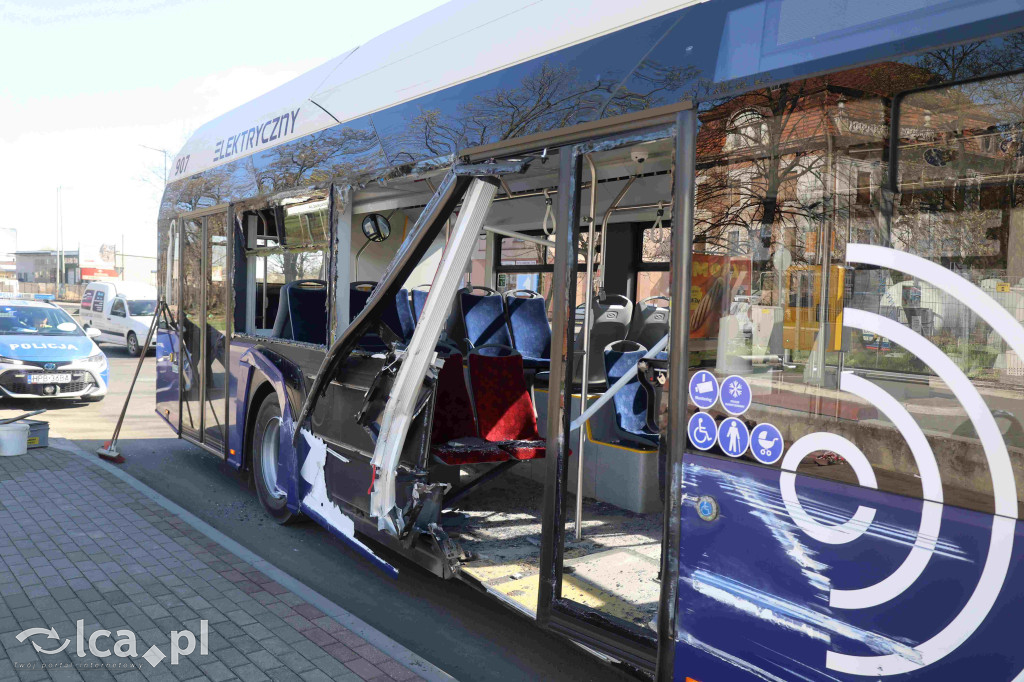 Rozwalił autobus koparką i uciekł