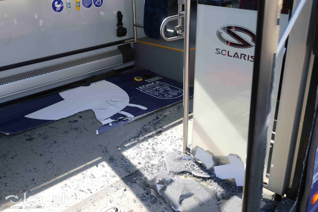 Rozwalił autobus koparką i uciekł