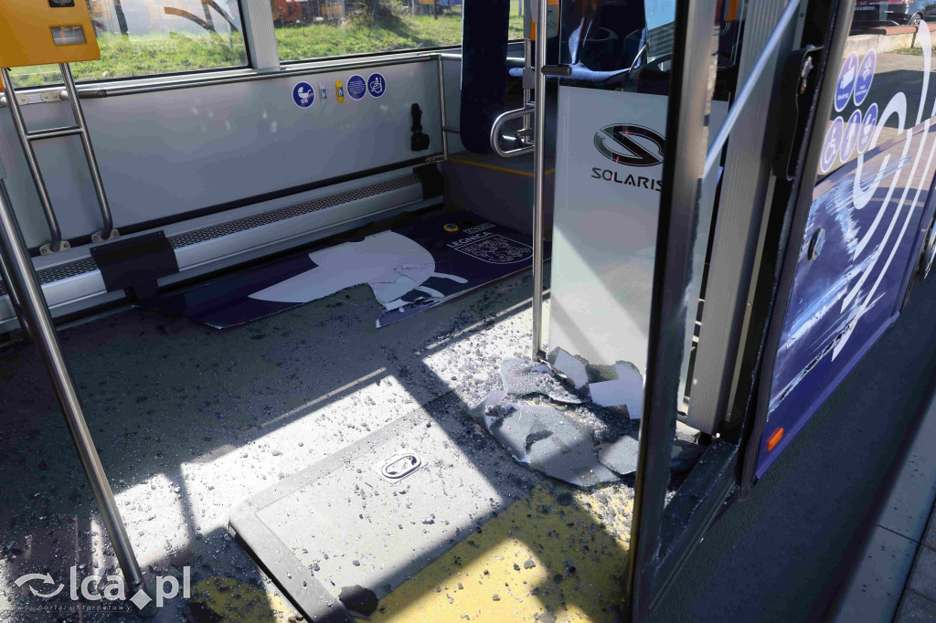 Rozwalił autobus koparką i uciekł