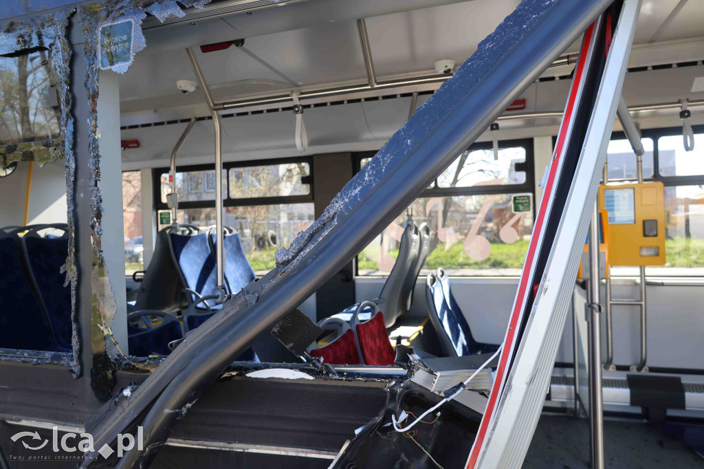 Rozwalił autobus koparką i uciekł