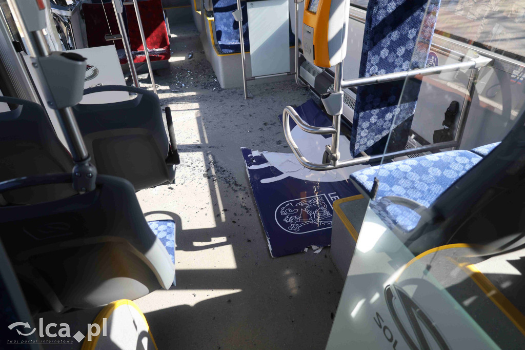 Rozwalił autobus koparką i uciekł