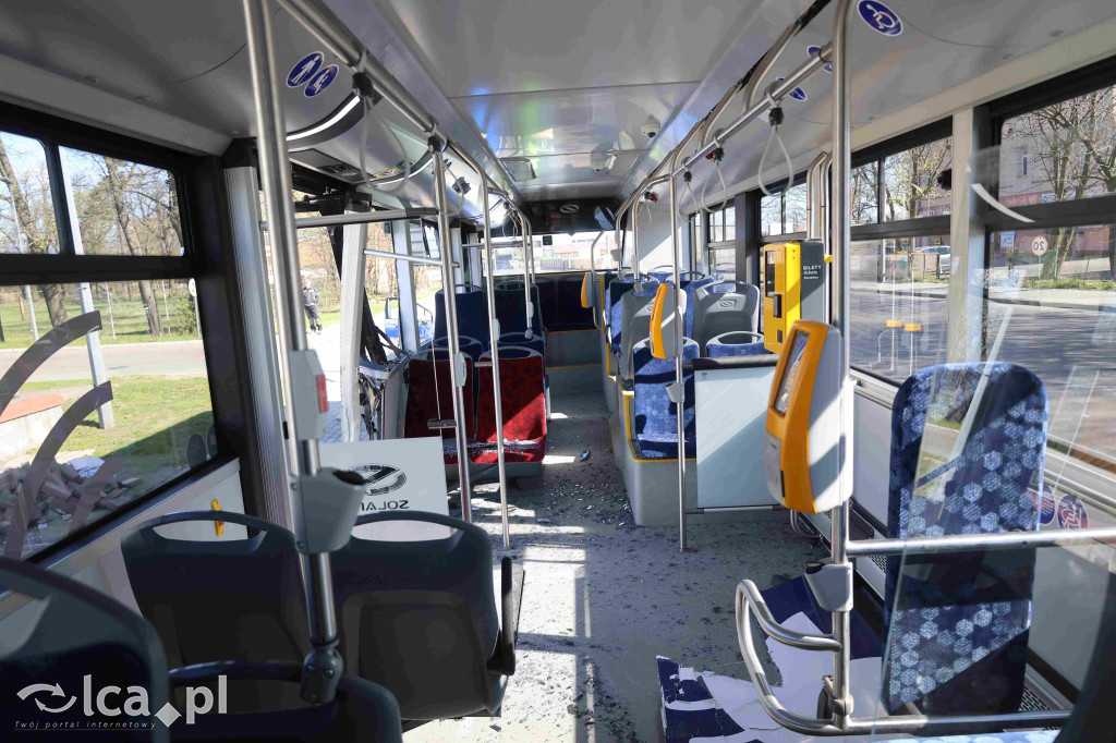 Rozwalił autobus koparką i uciekł
