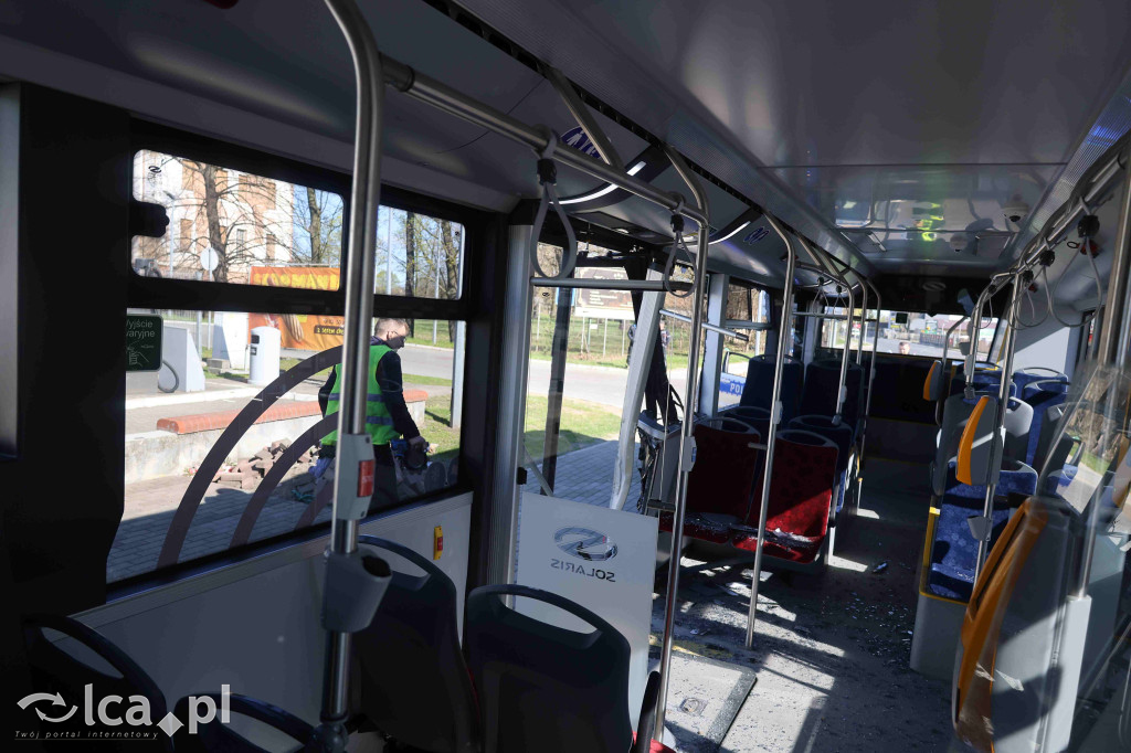 Rozwalił autobus koparką i uciekł