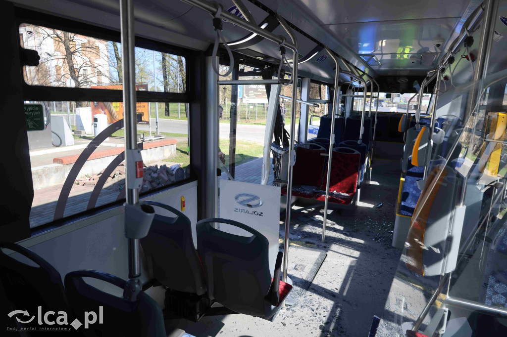 Rozwalił autobus koparką i uciekł