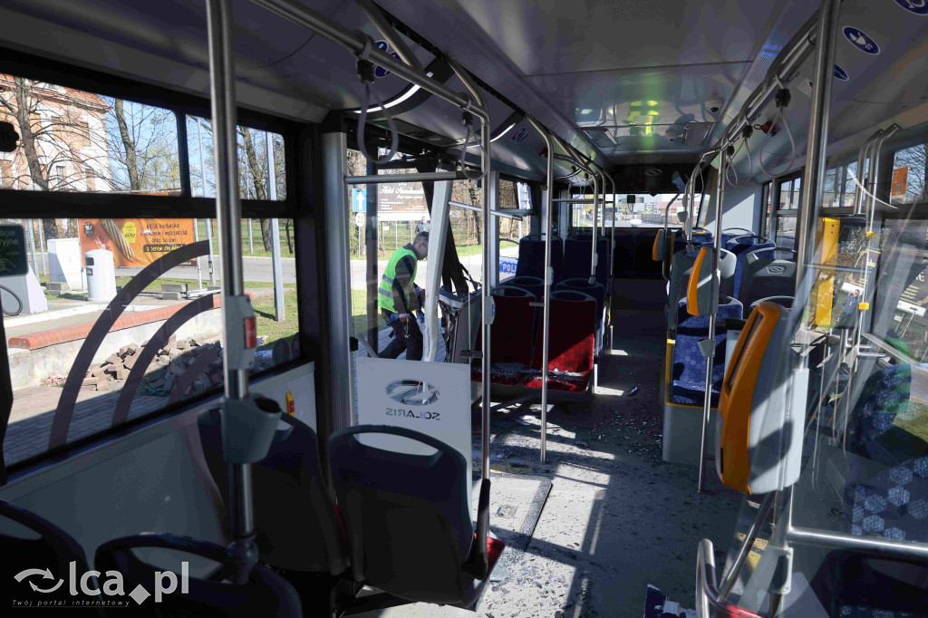 Rozwalił autobus koparką i uciekł