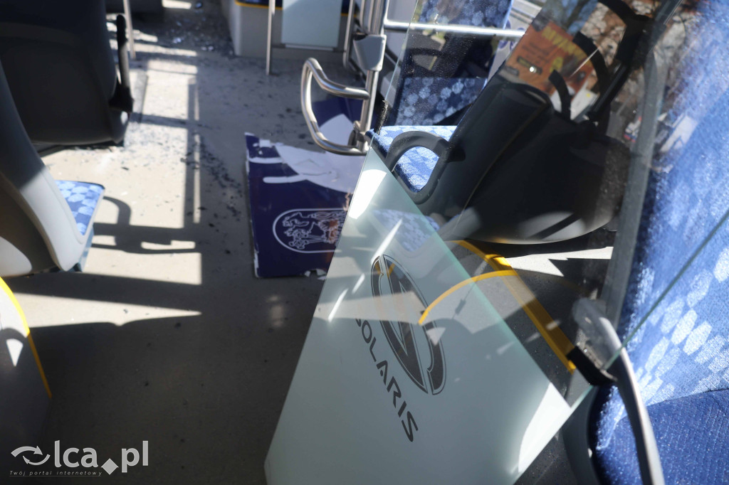 Rozwalił autobus koparką i uciekł