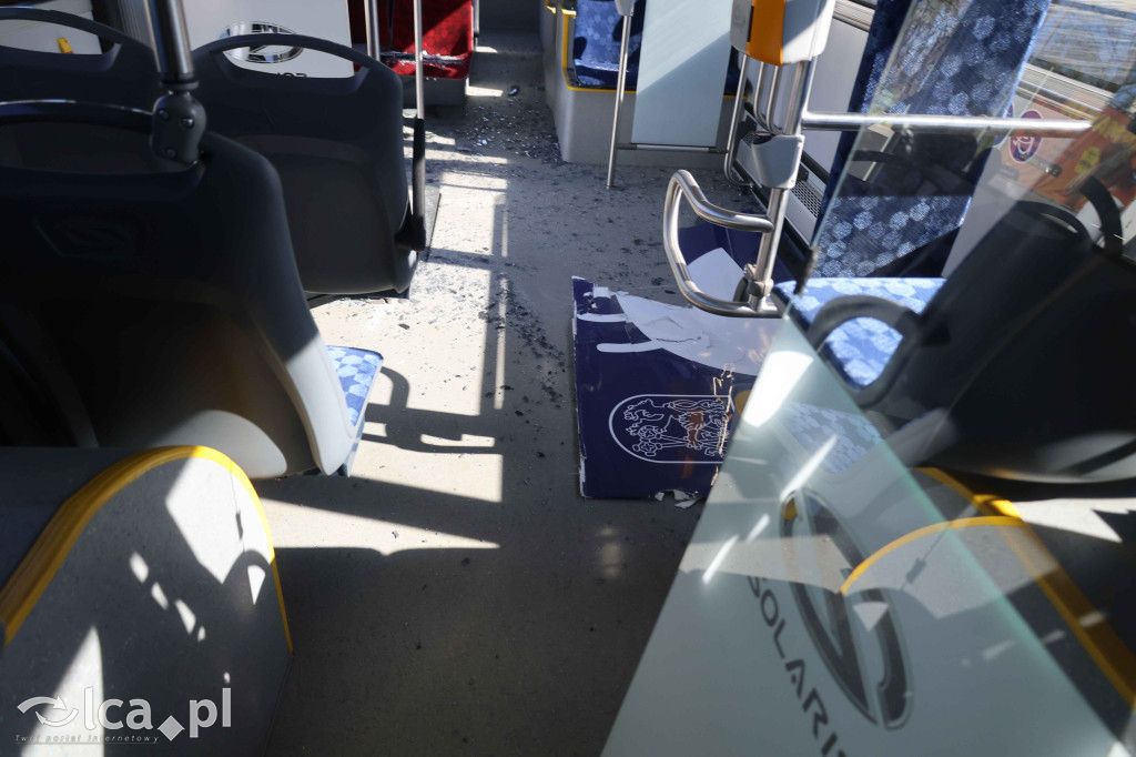 Rozwalił autobus koparką i uciekł