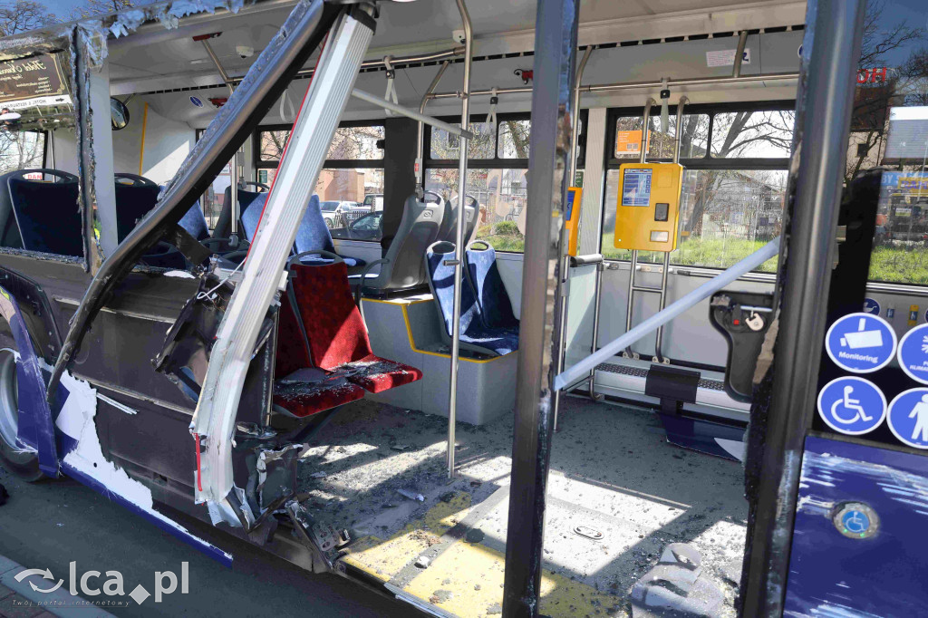 Rozwalił autobus koparką i uciekł