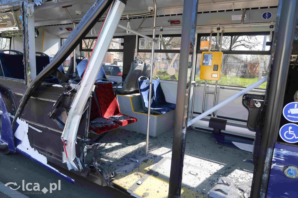 Rozwalił autobus koparką i uciekł