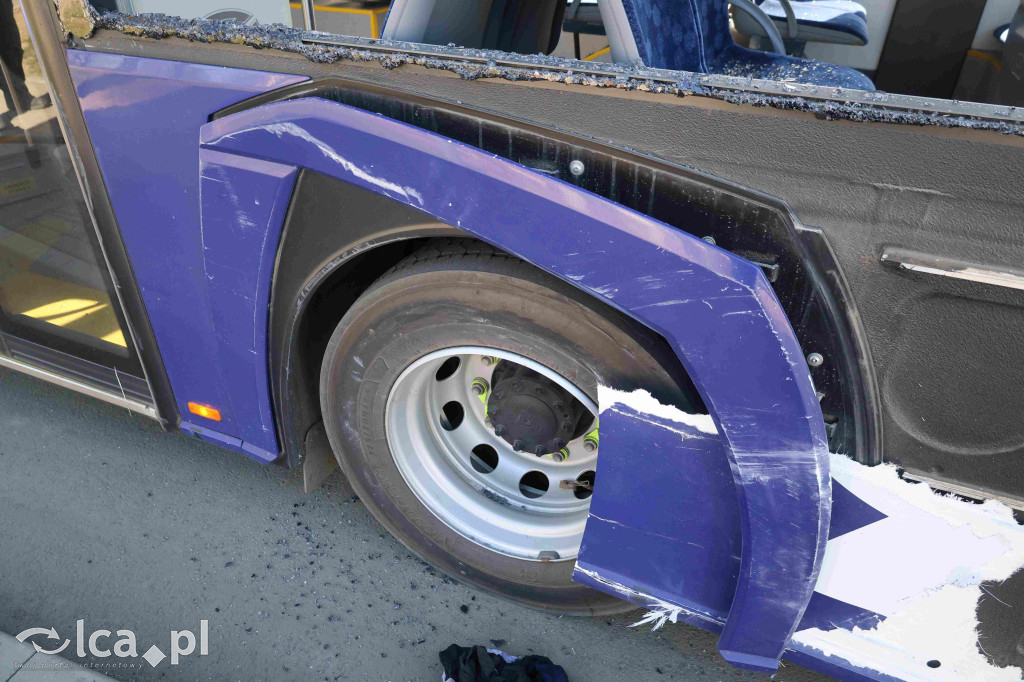 Rozwalił autobus koparką i uciekł