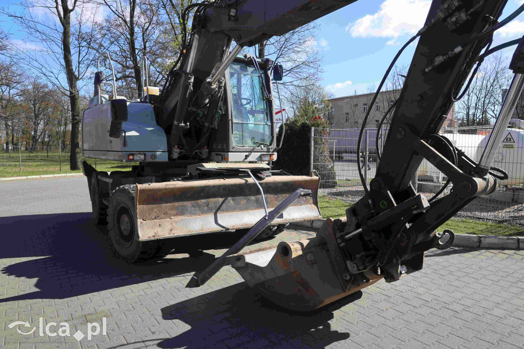 Rozwalił autobus koparką i uciekł