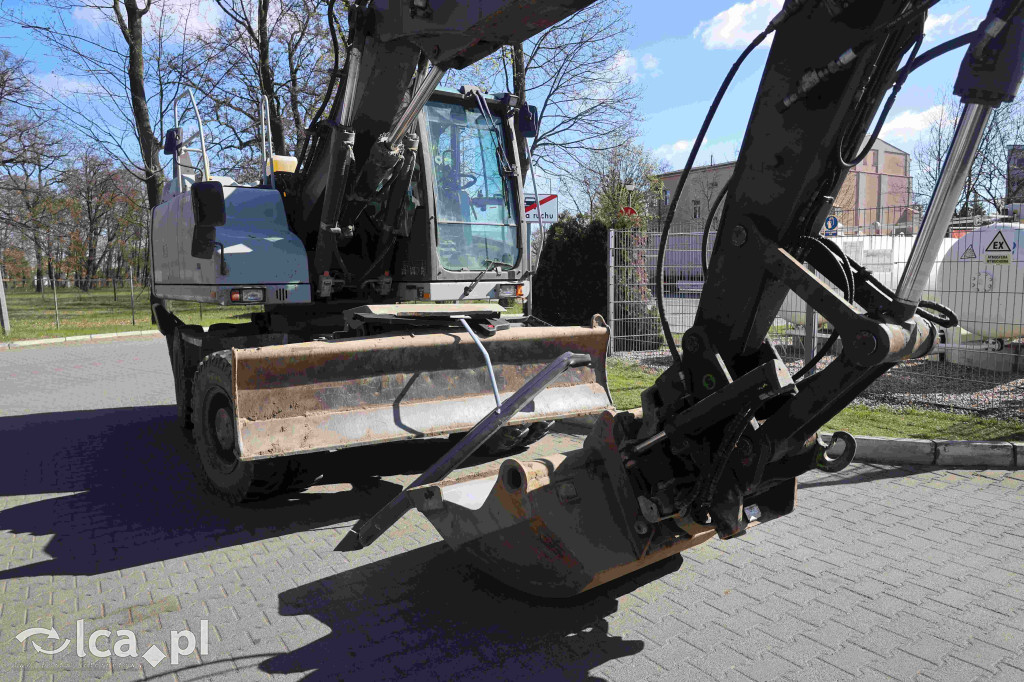 Rozwalił autobus koparką i uciekł