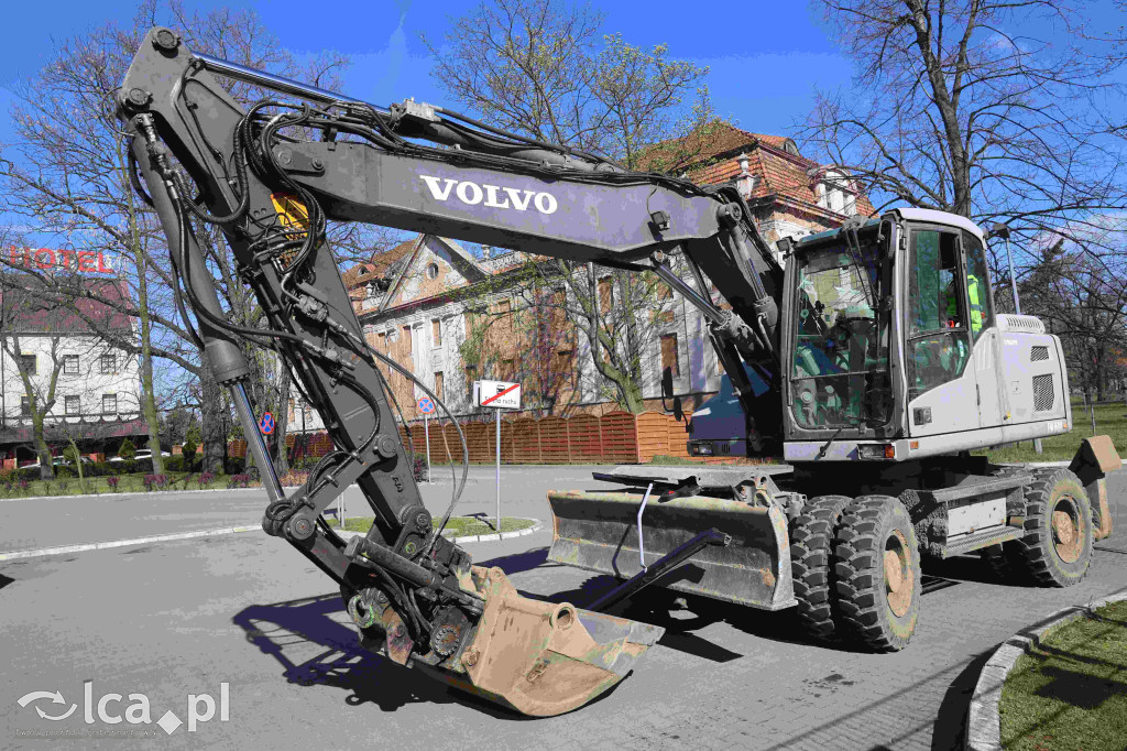 Rozwalił autobus koparką i uciekł