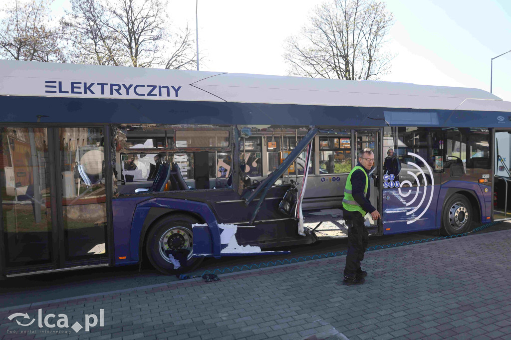 Rozwalił autobus koparką i uciekł