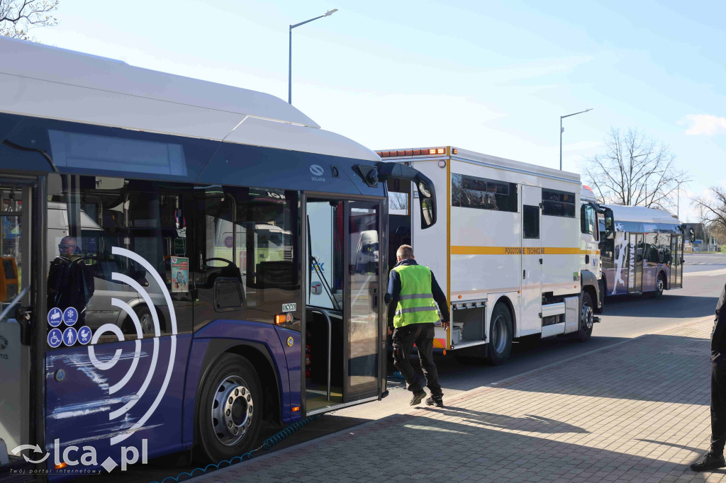 Rozwalił autobus koparką i uciekł