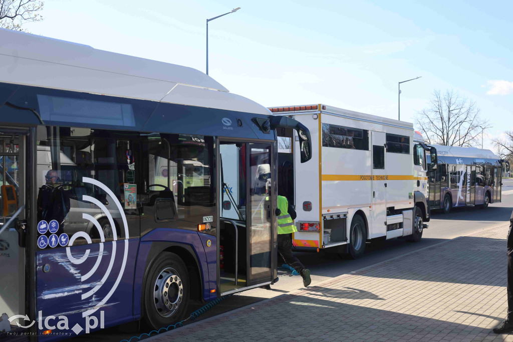 Rozwalił autobus koparką i uciekł
