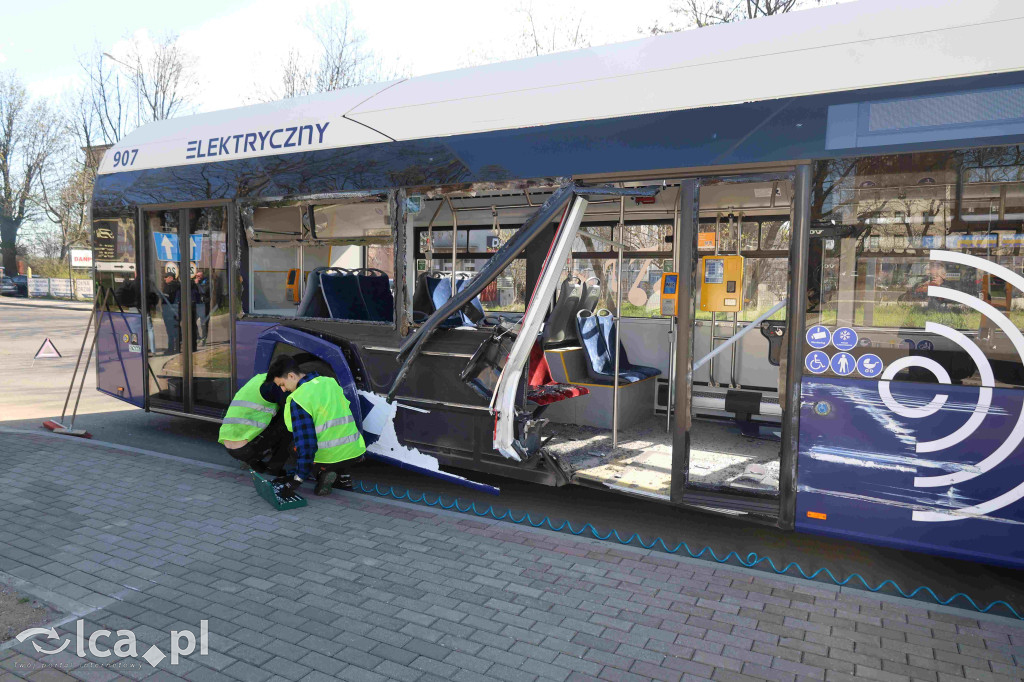 Rozwalił autobus koparką i uciekł
