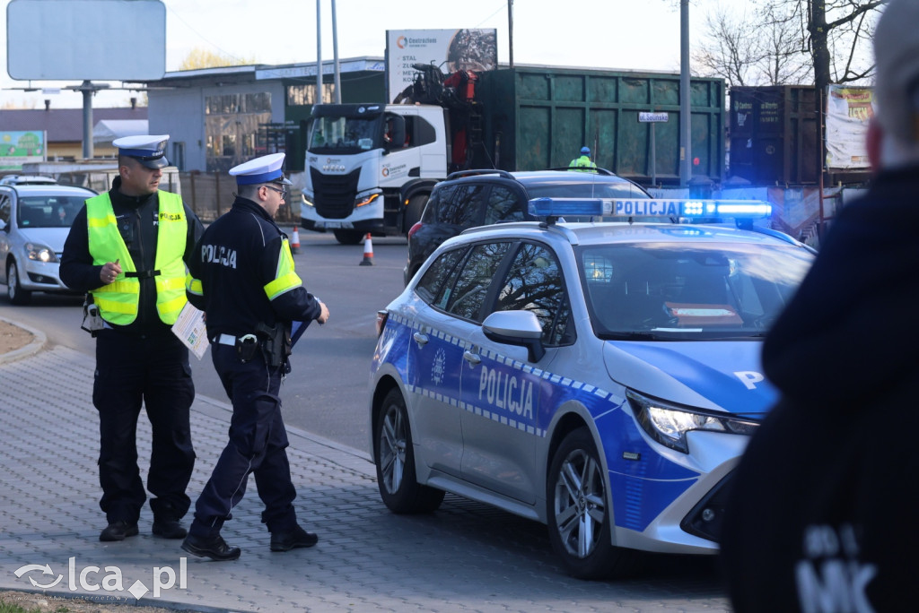 Rozwalił autobus koparką i uciekł