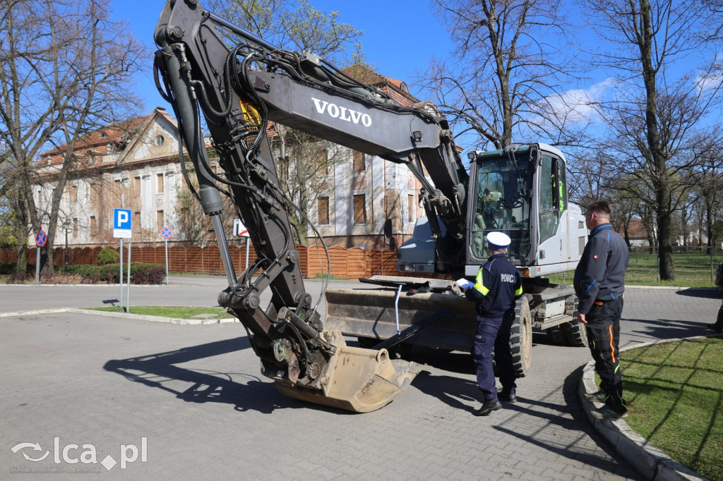 Rozwalił autobus koparką i uciekł