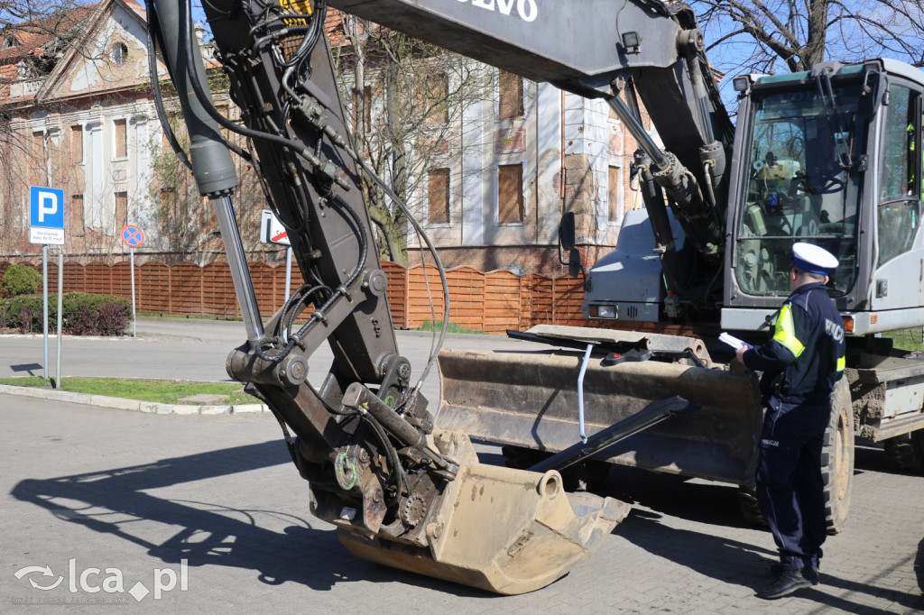 Rozwalił autobus koparką i uciekł