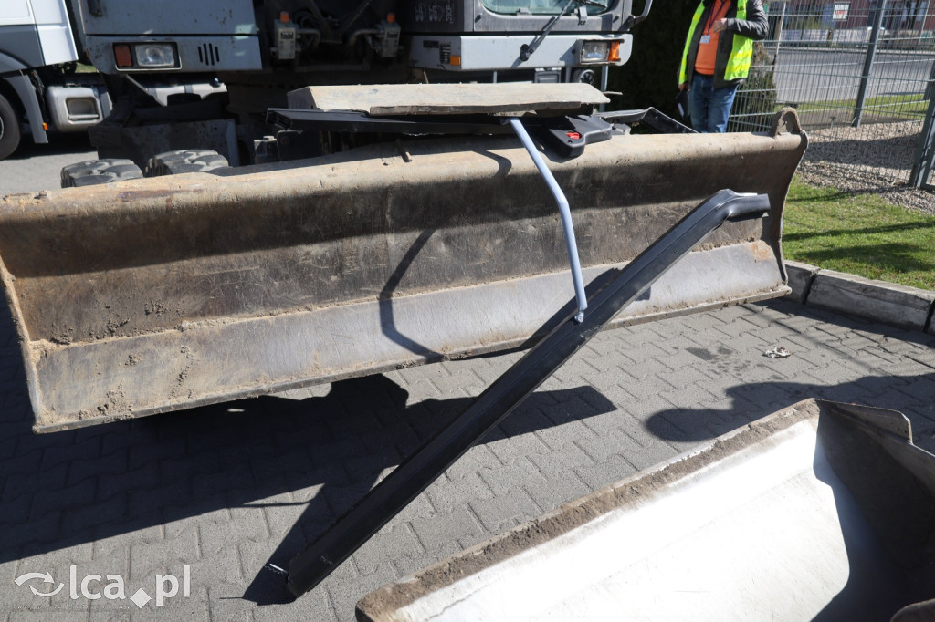 Rozwalił autobus koparką i uciekł