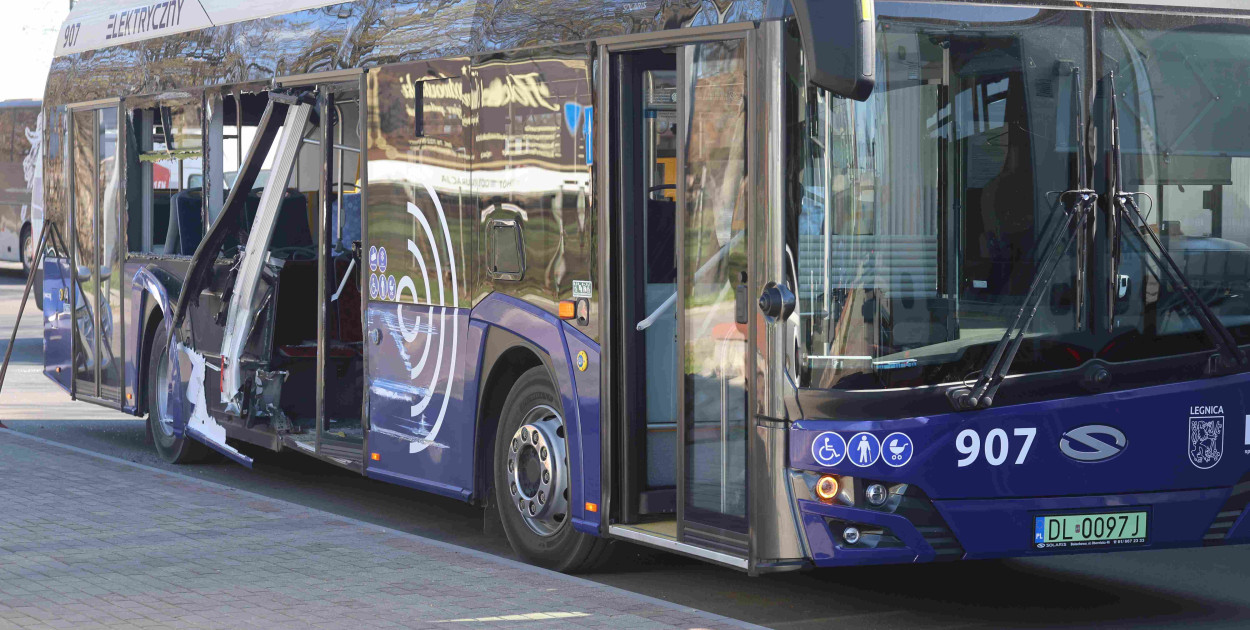 Rozwalił autobus koparką i uciekł