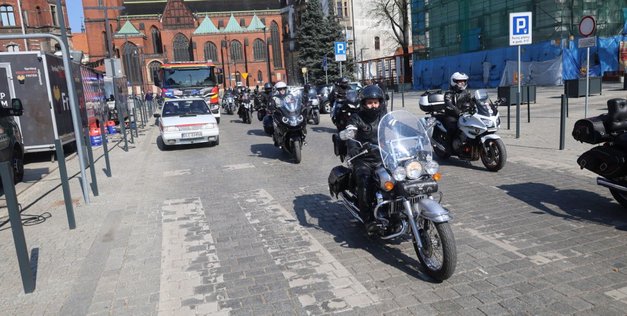 Ryk silników i strażackie syreny