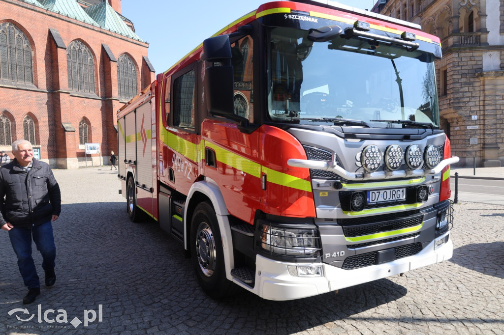 Ryk silników i strażackie syreny