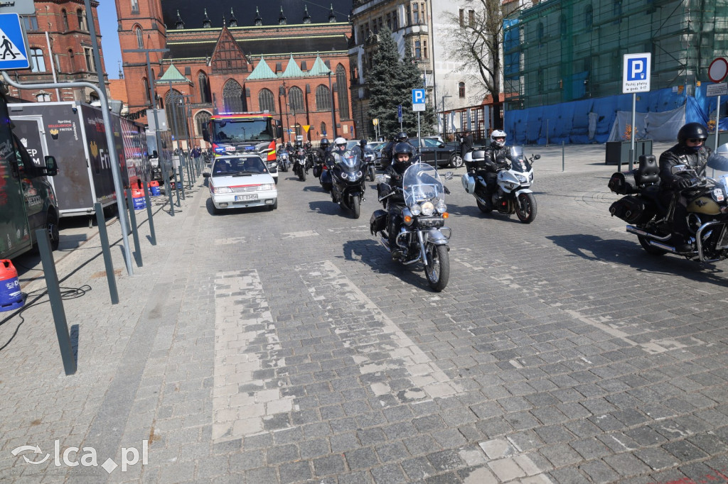 Ryk silników i strażackie syreny