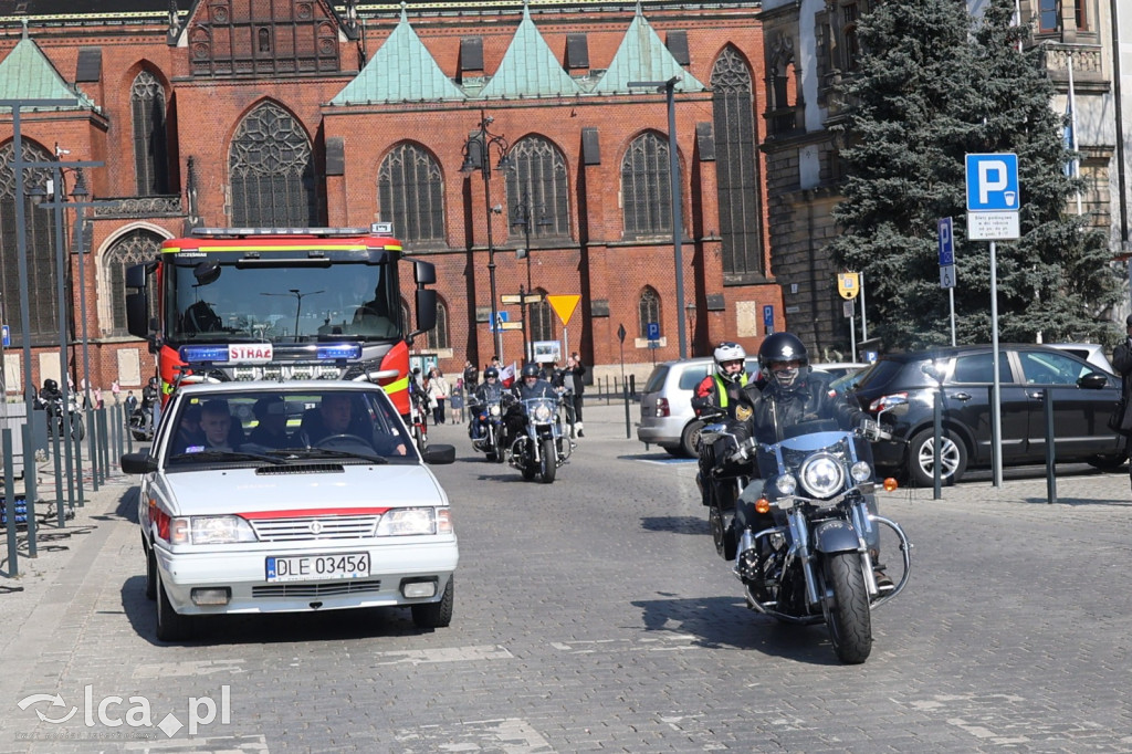Ryk silników i strażackie syreny