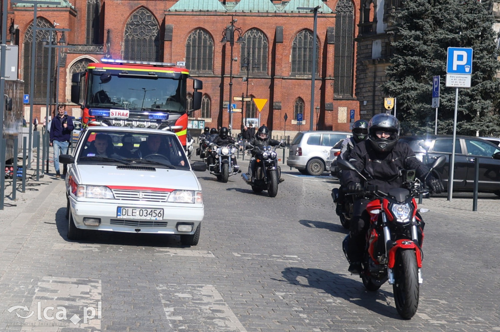 Ryk silników i strażackie syreny