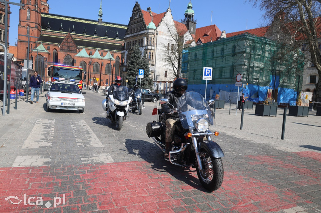 Ryk silników i strażackie syreny