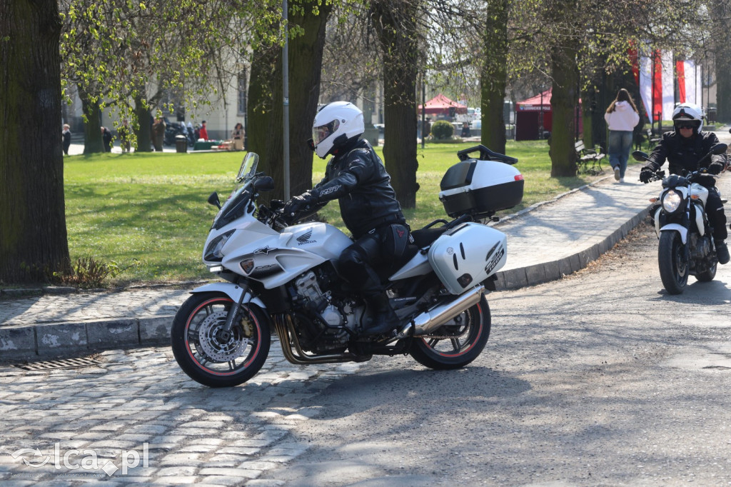 Ryk silników i strażackie syreny