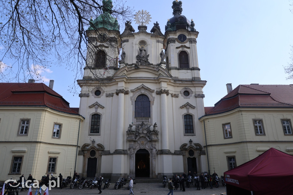 Ryk silników i strażackie syreny