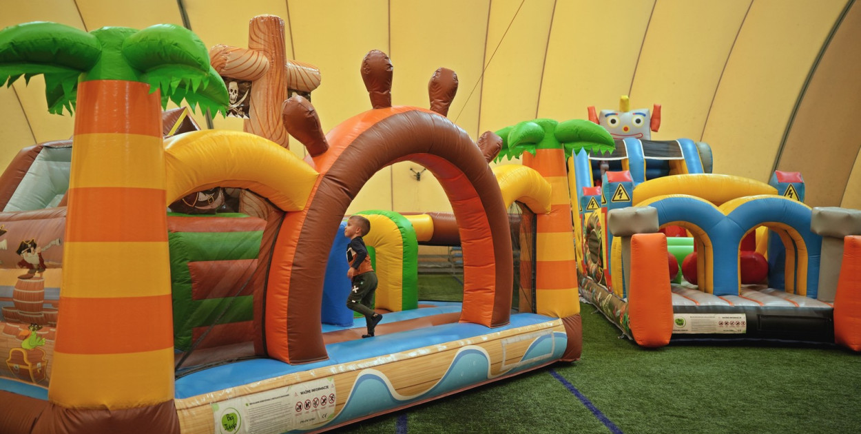 Sobota na dmuchańcach przy Hangarowej