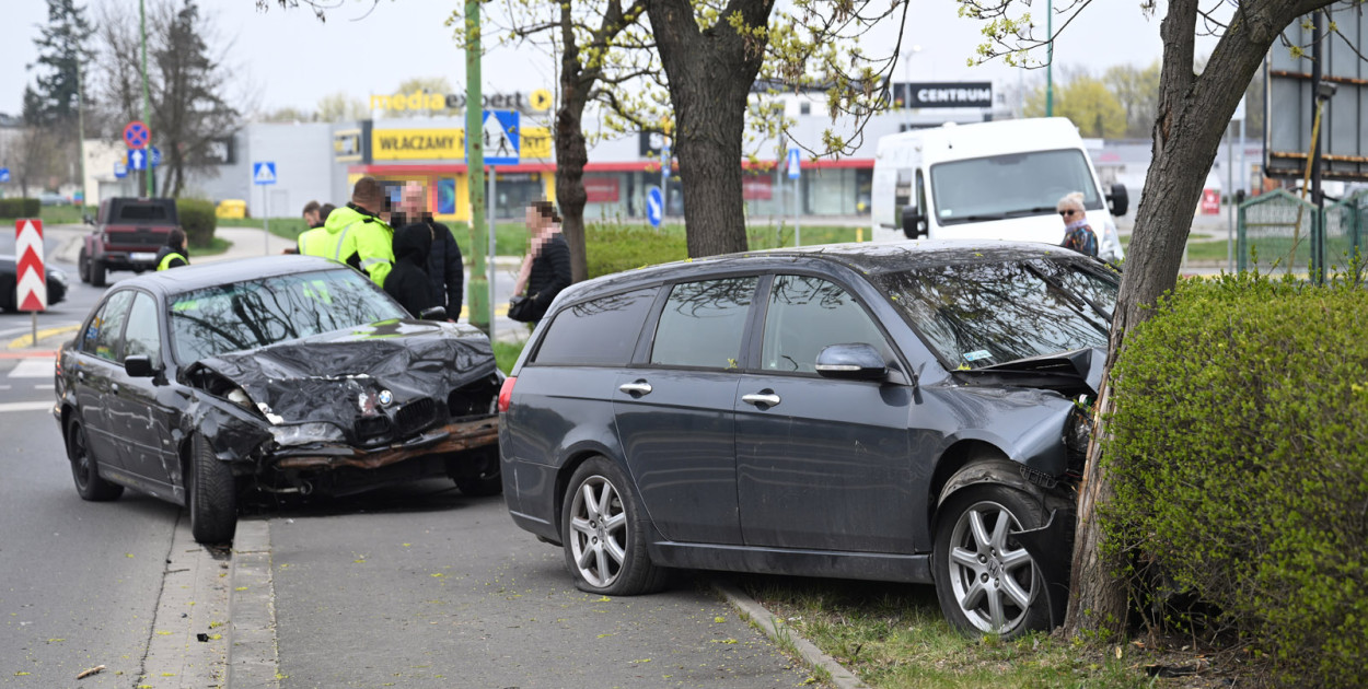Wypadek na rondzie. Kobieta w szpitalu
