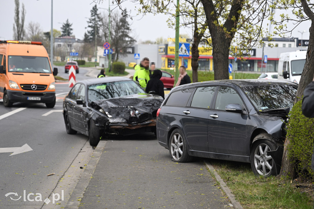 Wypadek na rondzie. Kobieta w szpitalu