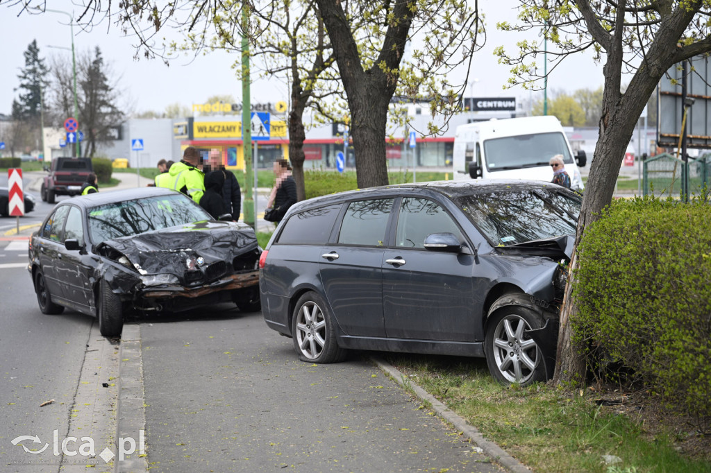 Wypadek na rondzie. Kobieta w szpitalu
