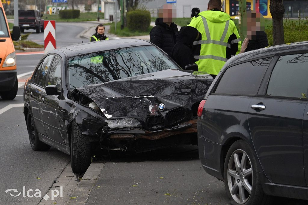 Wypadek na rondzie. Kobieta w szpitalu