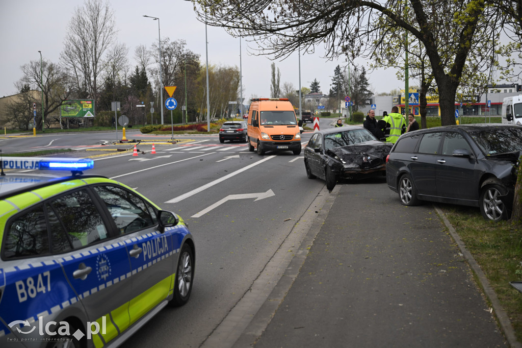 Wypadek na rondzie. Kobieta w szpitalu