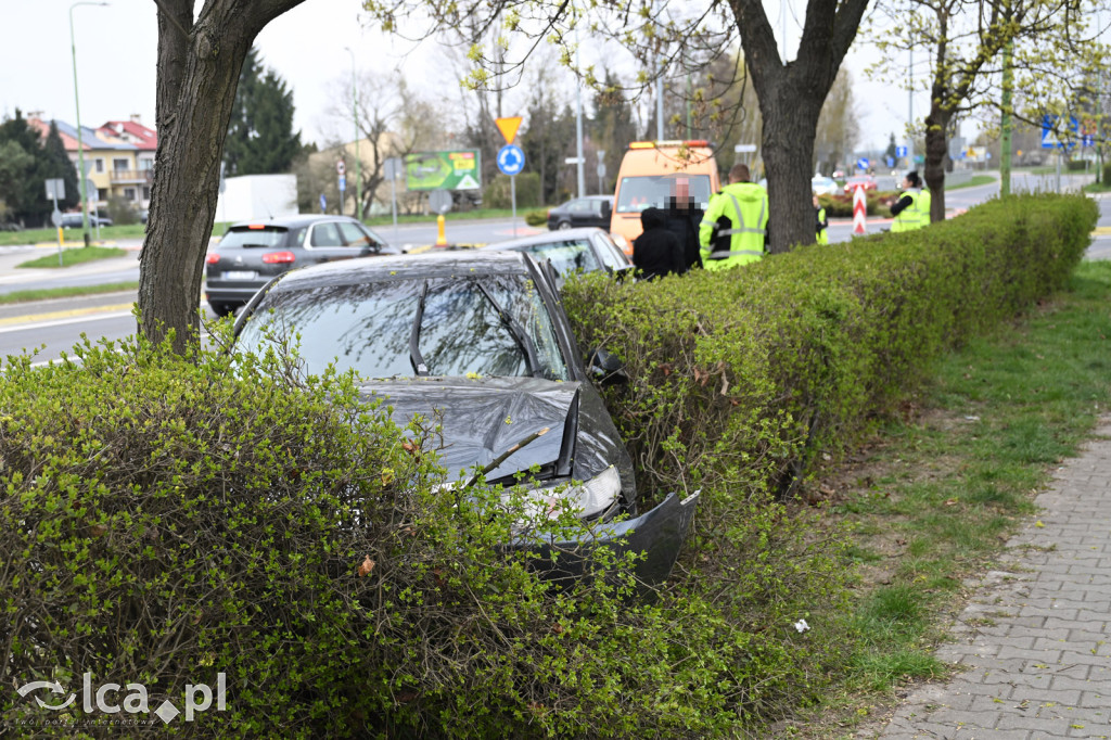 Wypadek na rondzie. Kobieta w szpitalu