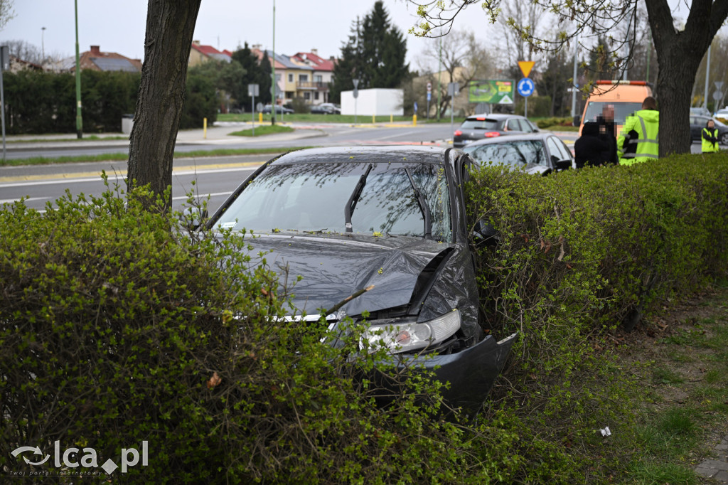 Wypadek na rondzie. Kobieta w szpitalu