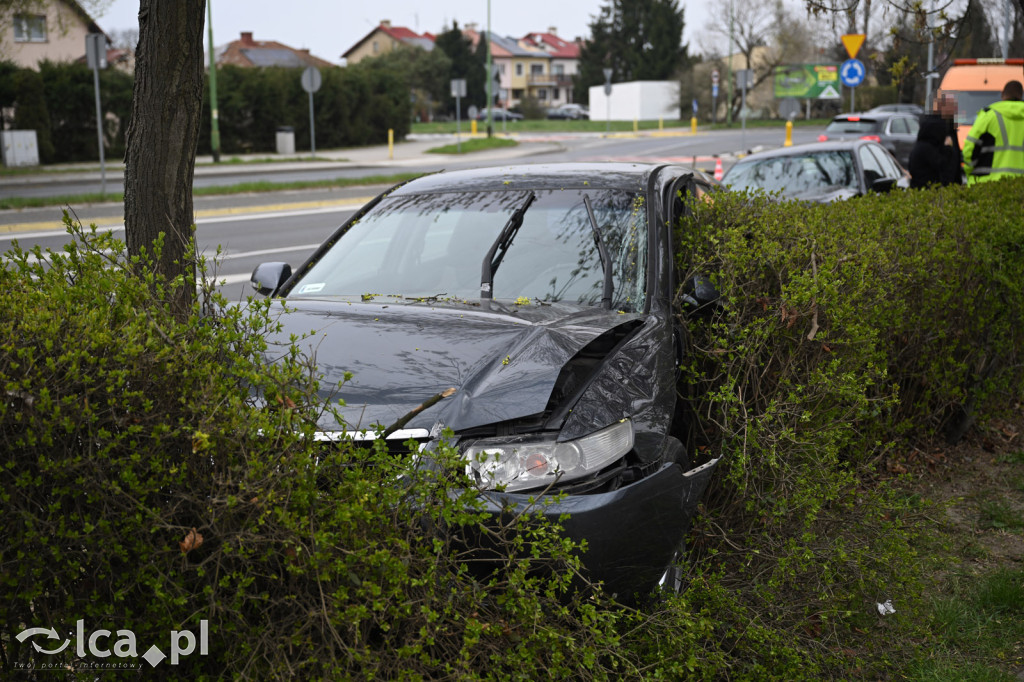 Wypadek na rondzie. Kobieta w szpitalu