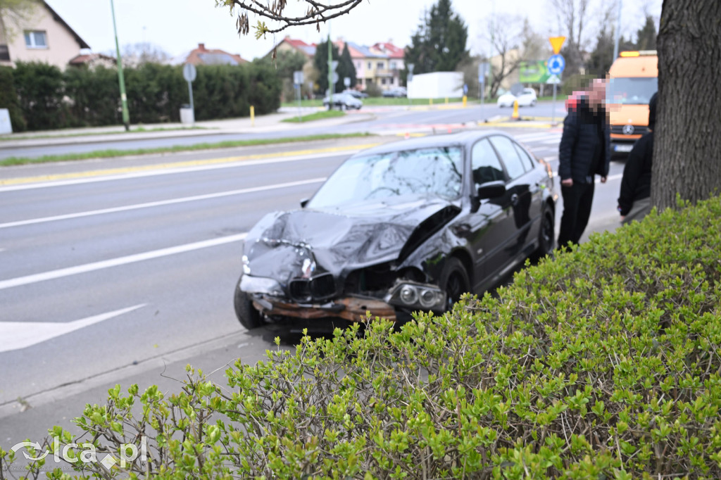 Wypadek na rondzie. Kobieta w szpitalu