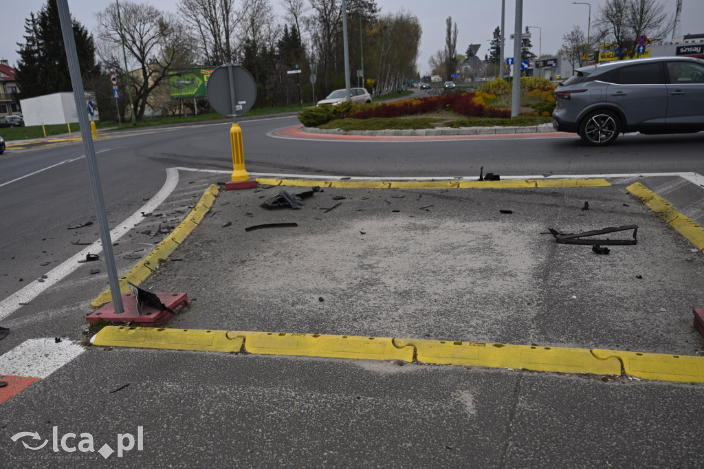 Wypadek na rondzie. Kobieta w szpitalu