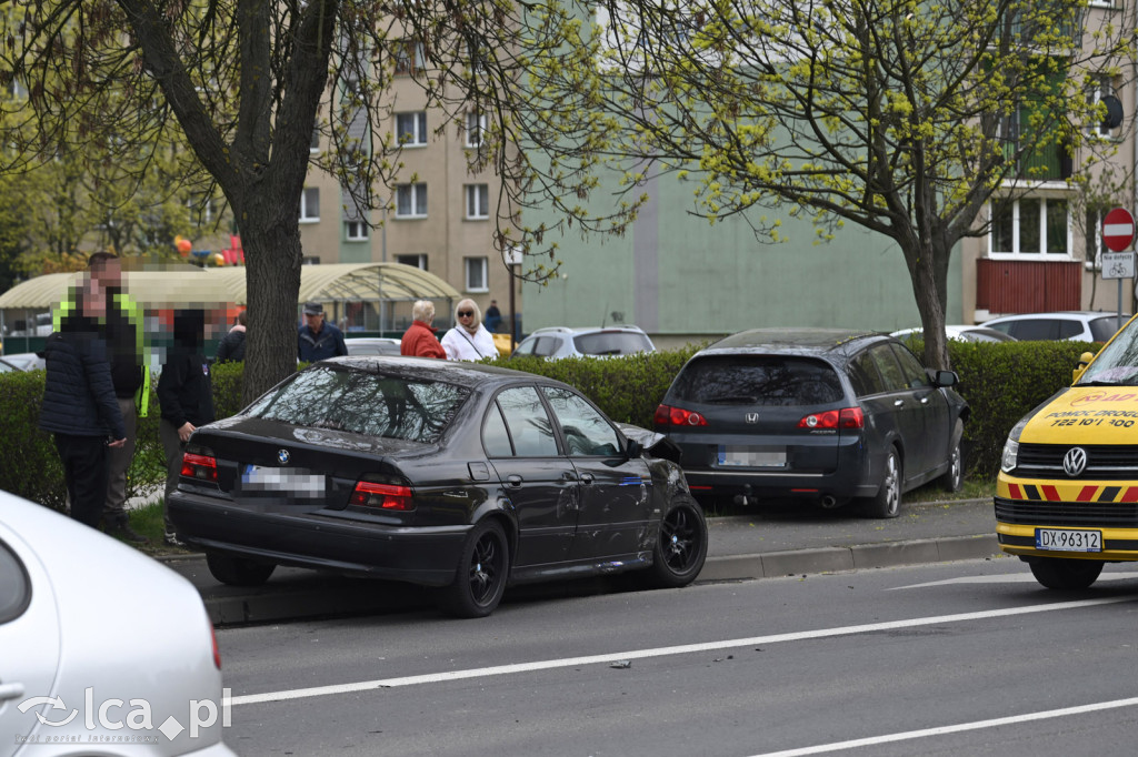 Wypadek na rondzie. Kobieta w szpitalu