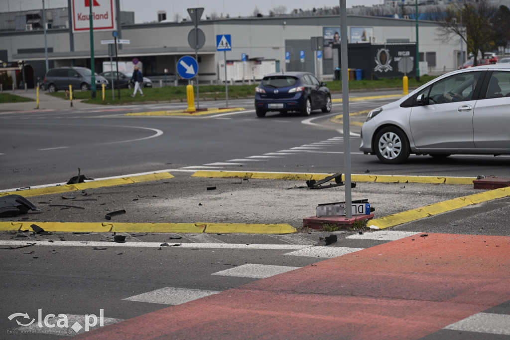 Wypadek na rondzie. Kobieta w szpitalu